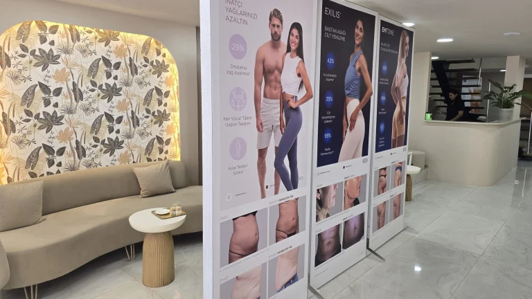 Bekleme alanında ayaklı lightbox panolar