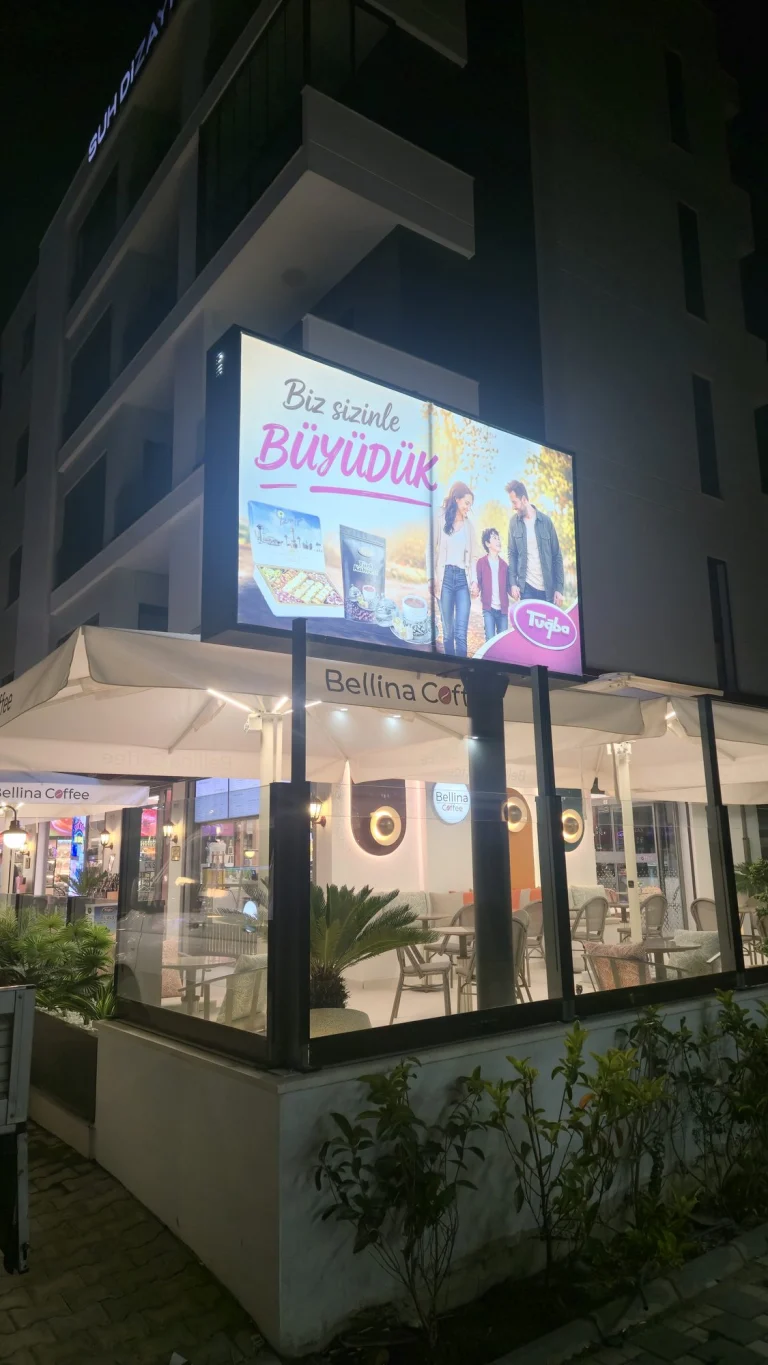 Kafe çatısında gece yanan ışıklı pano