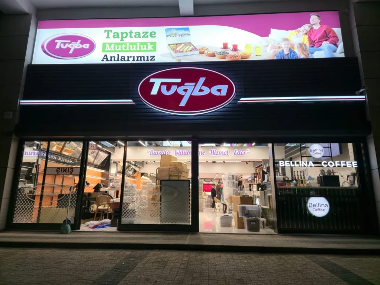 Gece mağaza cephesinde ışıklı pano