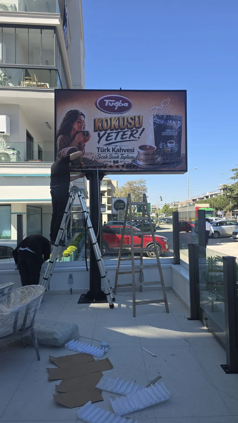 Kafe terasında direkli ışıklı pano montajı
