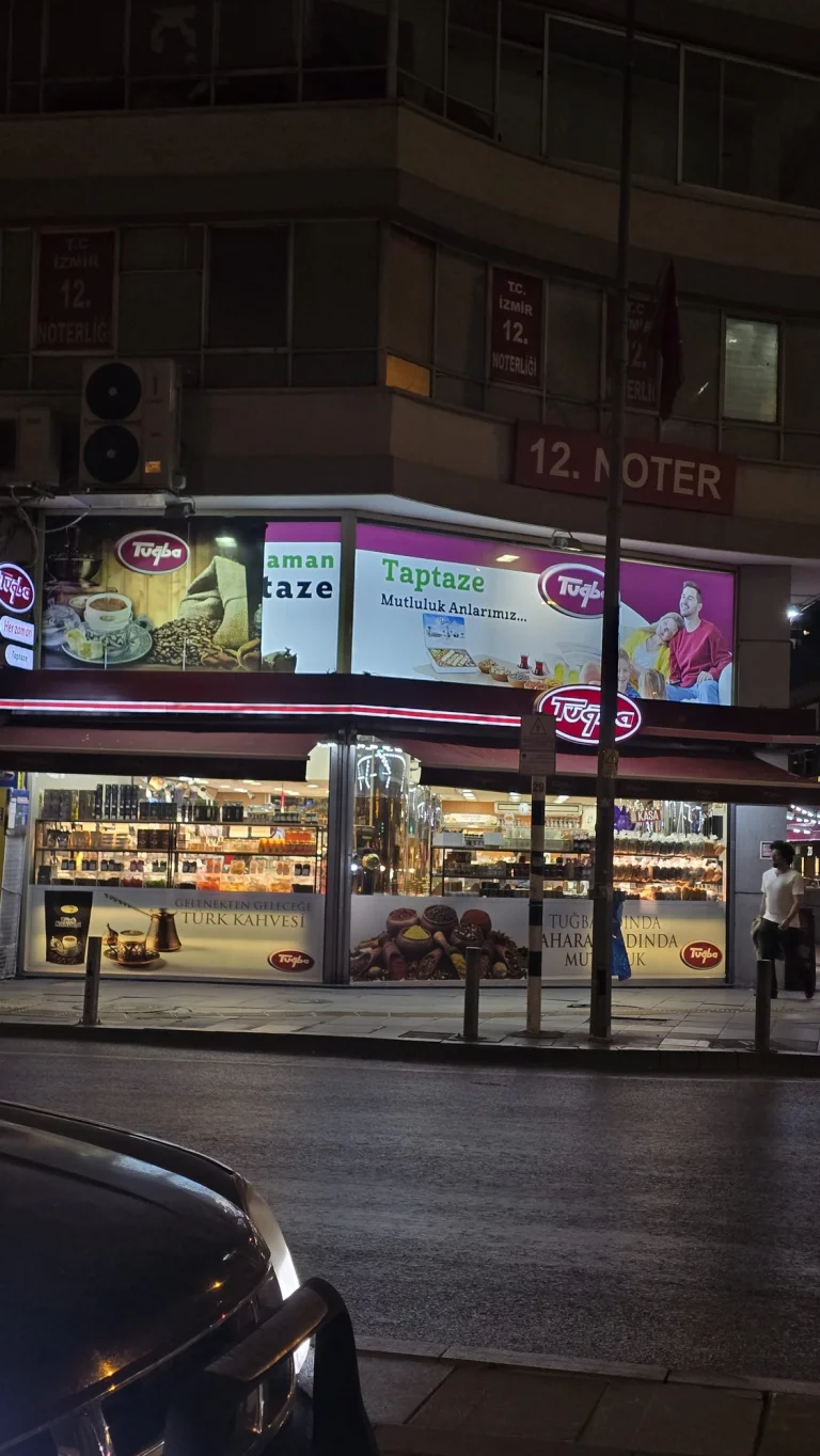 Köşe mağazanın cephesinde ışıklı panolar