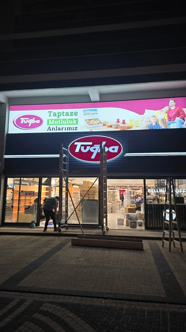 Mağaza cephesinde ışıklı pano