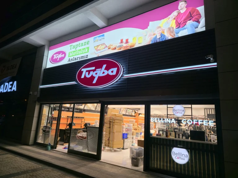 Mağaza cephesinde ışıklı pano ve ışıklı logo