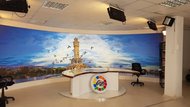 Televizyon stüdyosunda ışıklı fon panosu