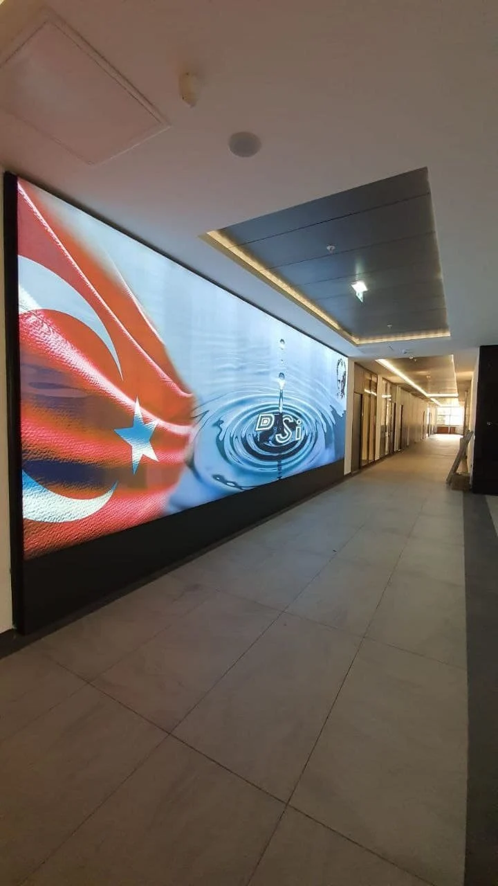 Koridor duvarında kumaş lightbox