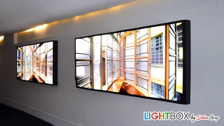 Duvara asılı iki lightbox pano