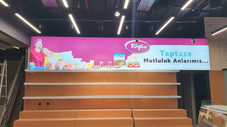 Mağazada raf üstünde uzun ışıklı pano