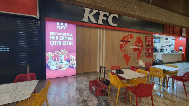 Restoranda kasa arkasında dikey ışıklı pano