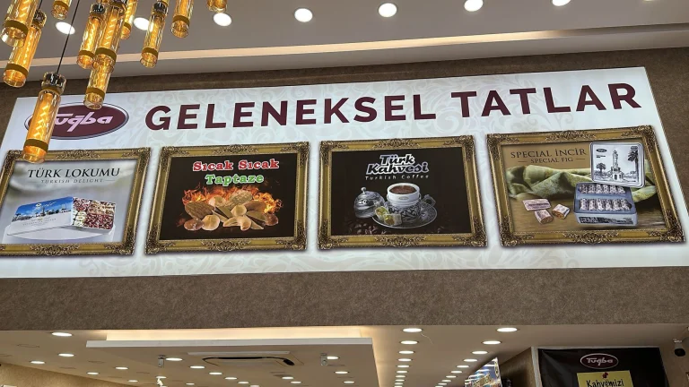 Tatlı vitrini üstünde ışıklı menü panoları