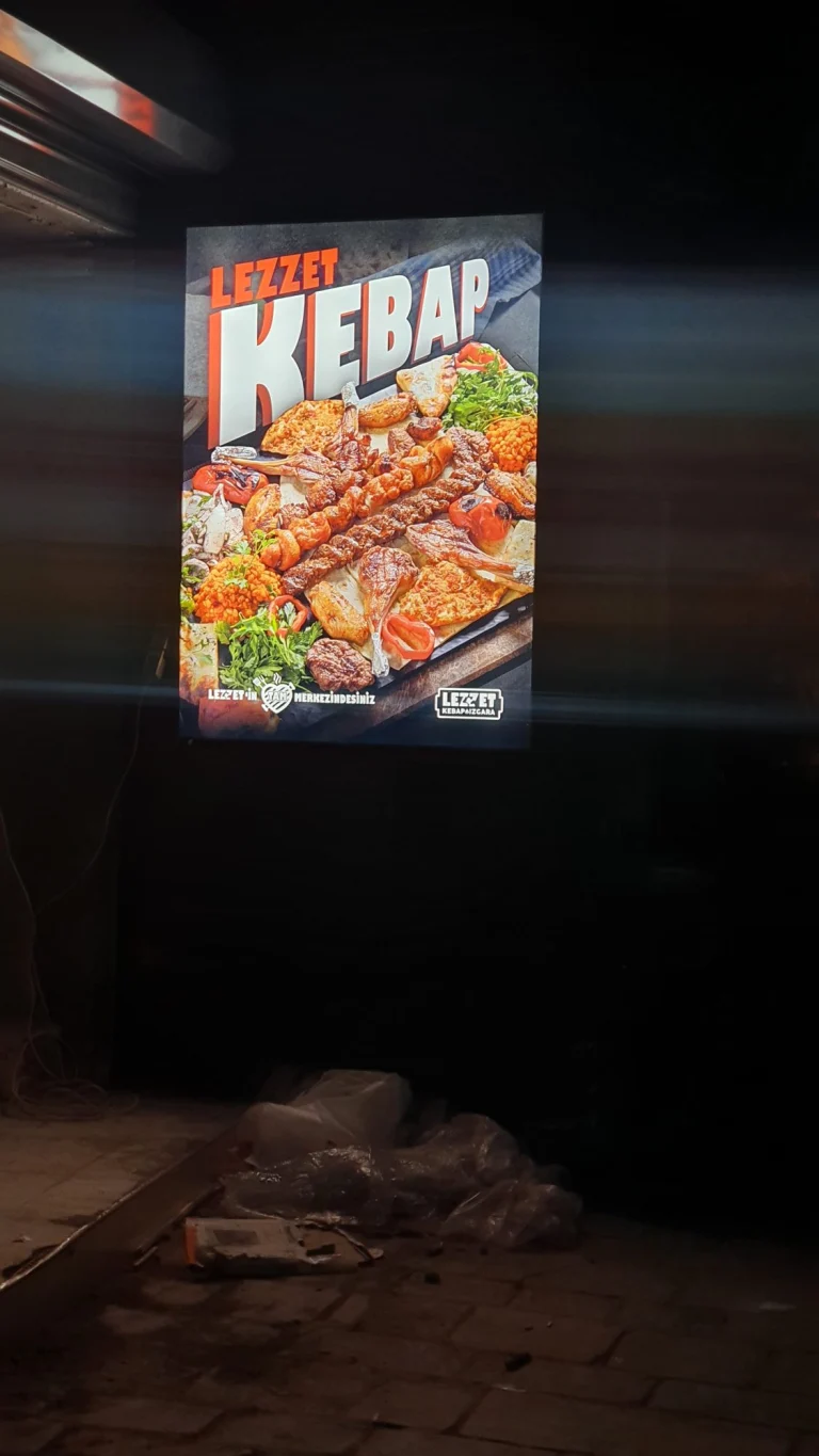 Karanlık alanda yemek afişli ışıklı pano
